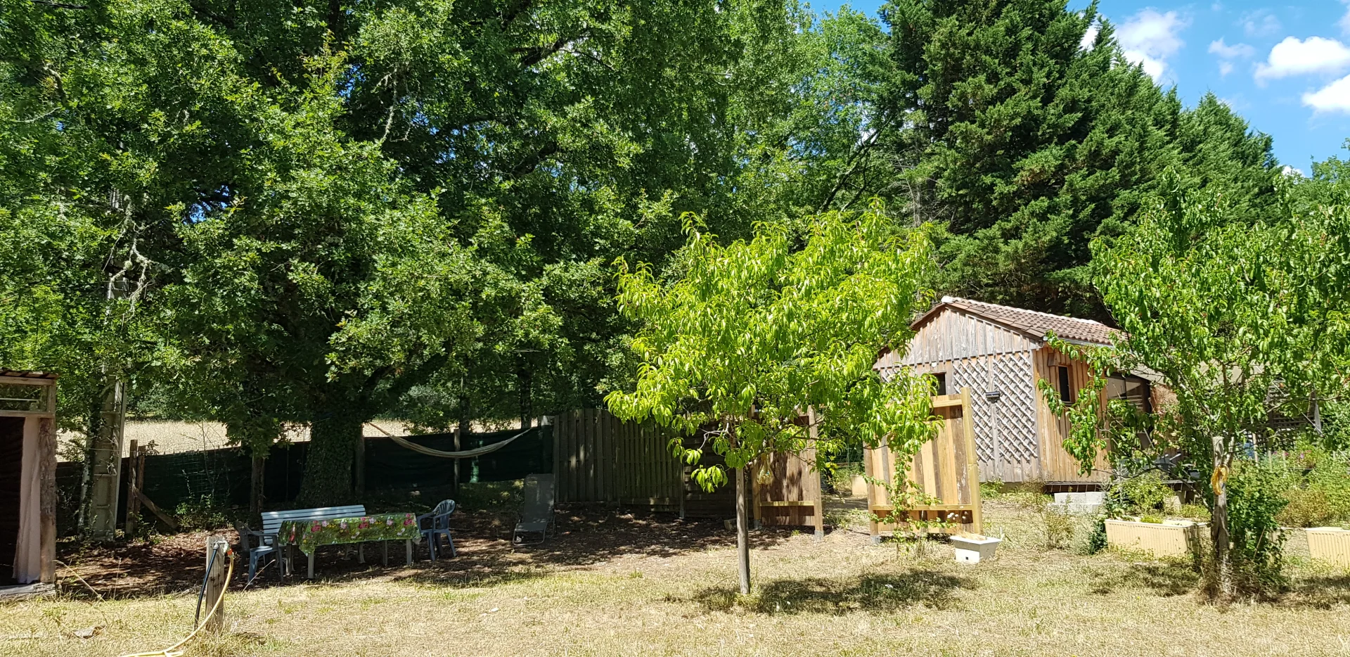 Votre partie privative avec coin repas extérieur, hamac et fil à linge